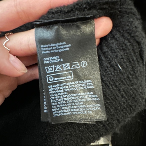 H&M Off-the-Shoulder Sweater - Picture 4 of 4